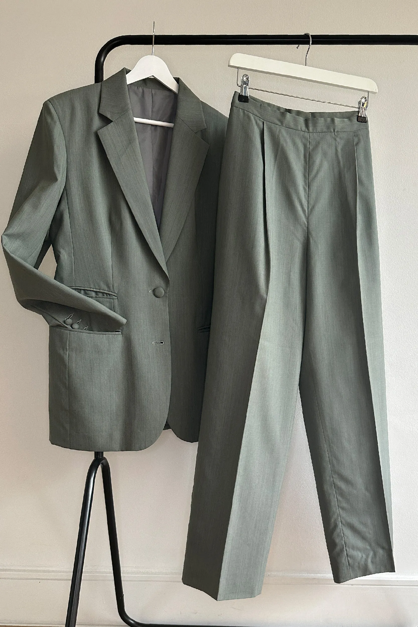 RENT: VINTAGE TAILORED HIGH-WAIST TROUSER SUIT — from £39.75 per week